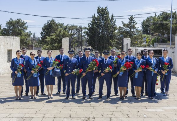 AZAL heyəti Milli Qəhrəman Hökumə Əliyevanın məzarını ziyarət edib (FOTO)