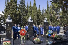 AZAL heyəti Milli Qəhrəman Hökumə Əliyevanın məzarını ziyarət edib (FOTO)