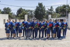 AZAL heyəti Milli Qəhrəman Hökumə Əliyevanın məzarını ziyarət edib (FOTO)