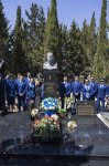 AZAL heyəti Milli Qəhrəman Hökumə Əliyevanın məzarını ziyarət edib (FOTO)
