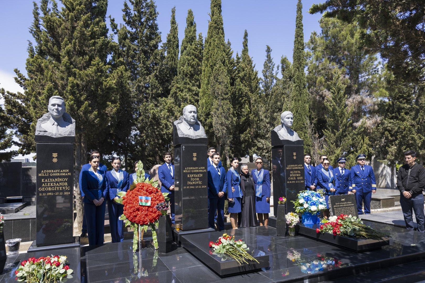 AZAL heyəti Milli Qəhrəman Hökumə Əliyevanın məzarını ziyarət edib (FOTO)