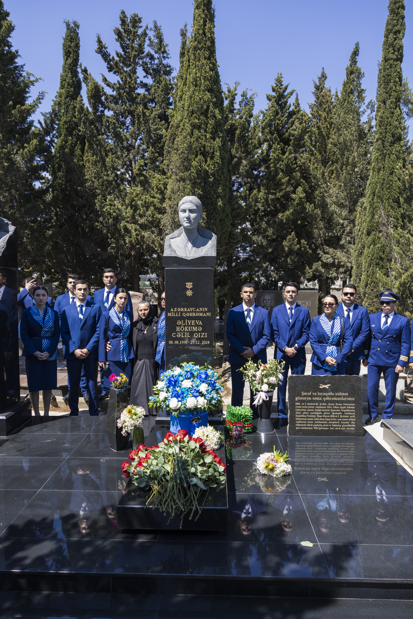 AZAL heyəti Milli Qəhrəman Hökumə Əliyevanın məzarını ziyarət edib (FOTO)