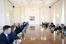 Prezident İlham Əliyev ABŞ Dövlət katibinin iqtisadiyyat, enerji və biznes məsələləri üzrə köməkçisinin başçılıq etdiyi nümayəndə heyətini qəbul edib (FOTO)