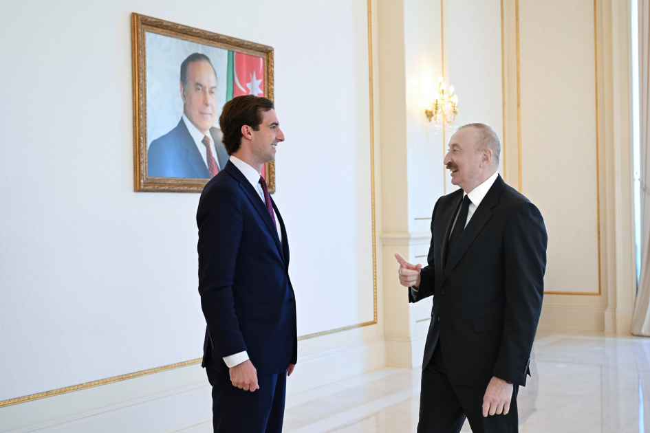 Prezident İlham Əliyev ABŞ Dövlət katibinin iqtisadiyyat, enerji və biznes məsələləri üzrə köməkçisinin başçılıq etdiyi nümayəndə heyətini qəbul edib (FOTO)
