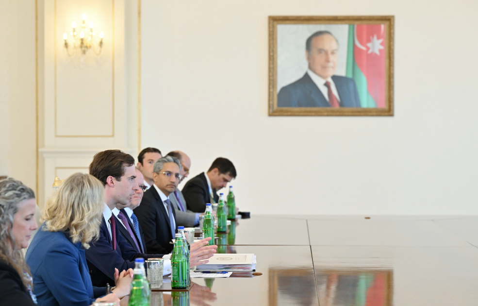 Prezident İlham Əliyev ABŞ Dövlət katibinin iqtisadiyyat, enerji və biznes məsələləri üzrə köməkçisinin başçılıq etdiyi nümayəndə heyətini qəbul edib (FOTO)