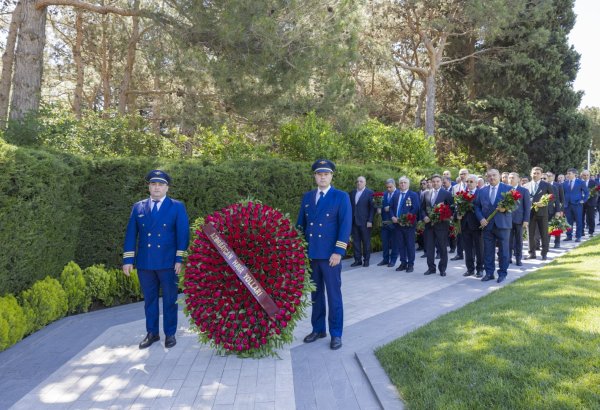 AZAL kollektivi və mülki aviasiyanın digər nümayəndələri Fəxri xiyabanı ziyarət edib (FOTO)