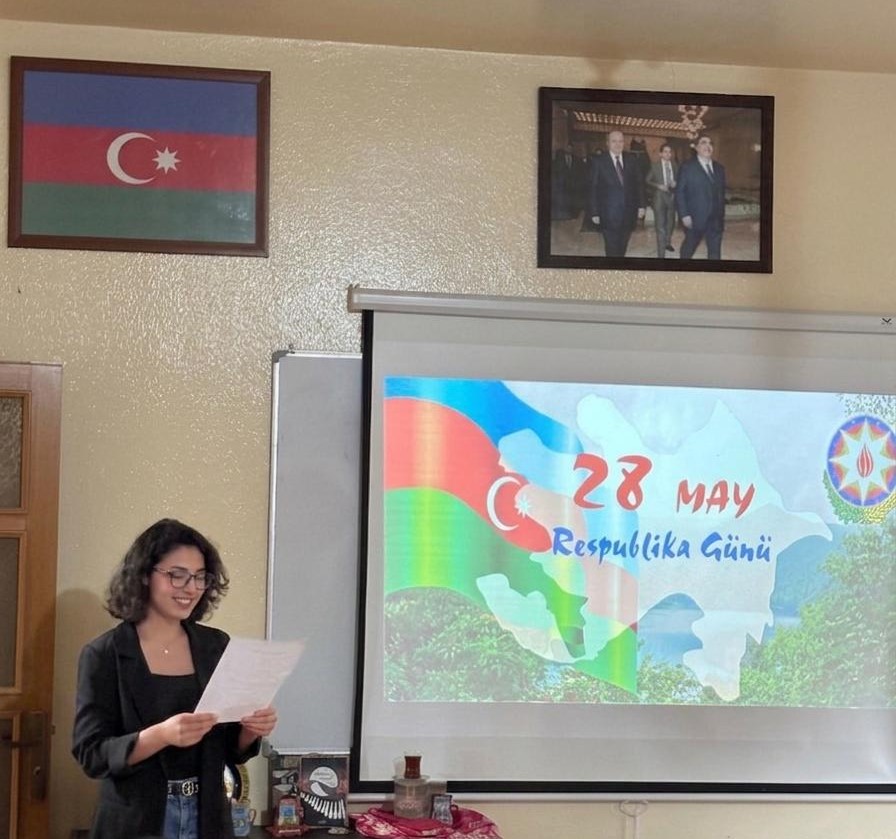 Kavaşrada yeniyetmə və gənclər "Azərbaycan" şeirini söyləyib (FOTO)