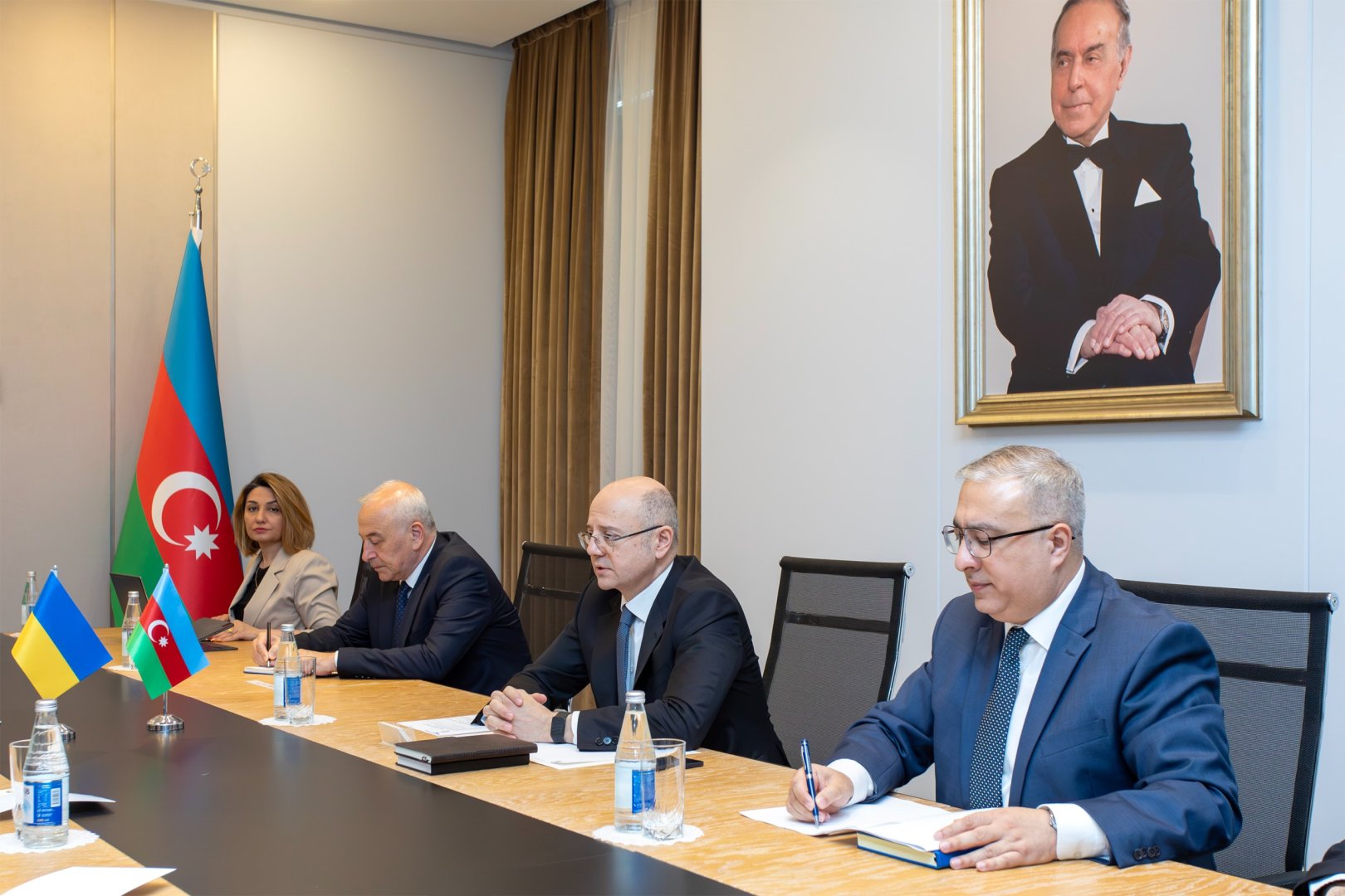 Pərviz Şahbazovla Denis Şmıqal arasında görüş keçirilib (FOTO)