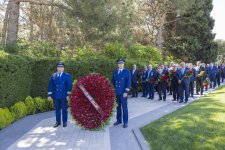 AZAL kollektivi və mülki aviasiyanın digər nümayəndələri Fəxri xiyabanı ziyarət edib (FOTO)