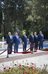 AZAL kollektivi və mülki aviasiyanın digər nümayəndələri Fəxri xiyabanı ziyarət edib (FOTO)