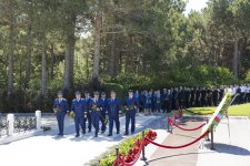 AZAL kollektivi və mülki aviasiyanın digər nümayəndələri Fəxri xiyabanı ziyarət edib (FOTO)