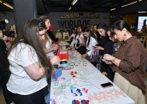 RİNN şəhid ailələrinin əl işlərinin V sərgi-satış yarmarkasını keçirib (FOTO)