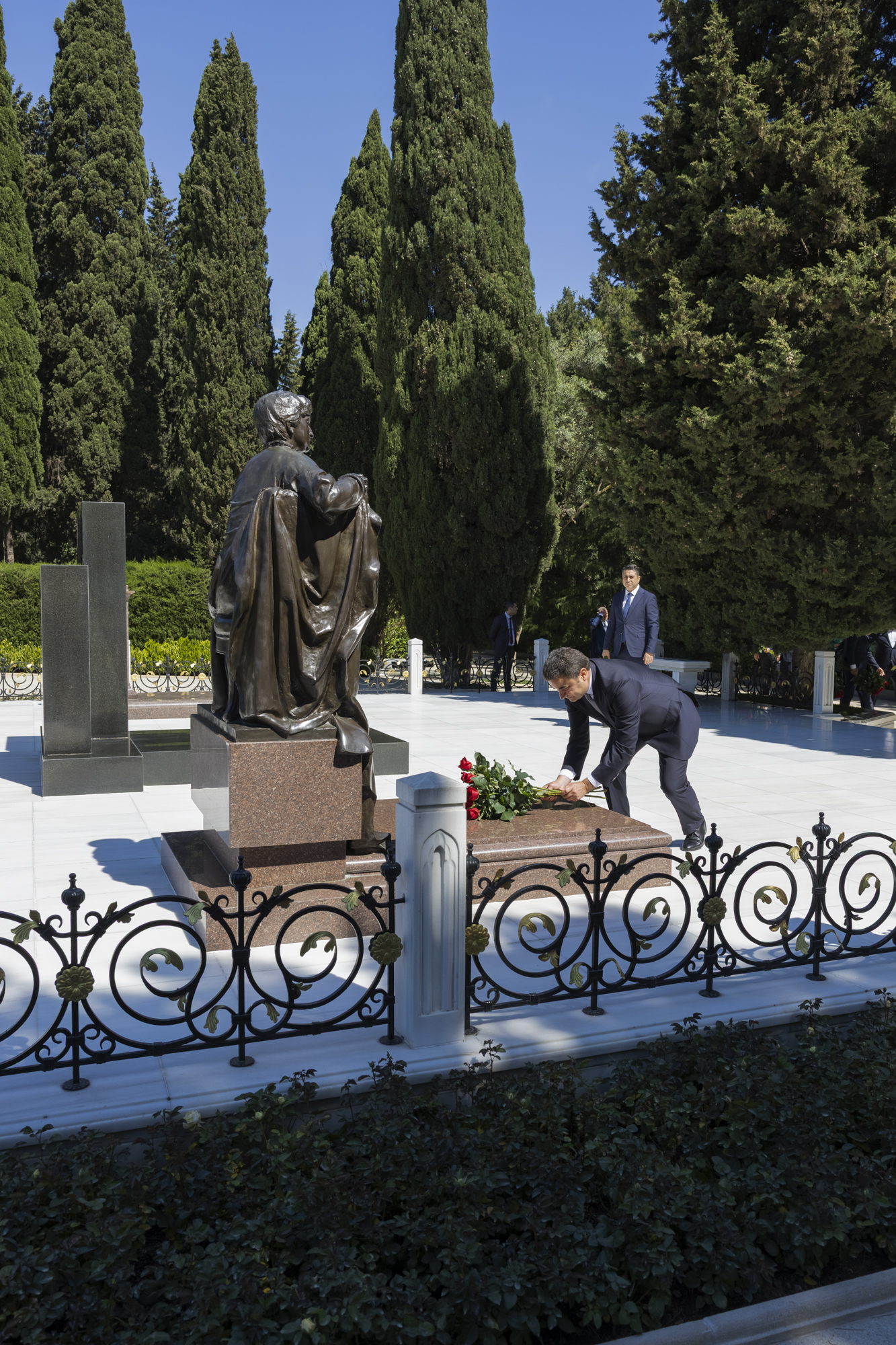 AZAL kollektivi və mülki aviasiyanın digər nümayəndələri Fəxri xiyabanı ziyarət edib (FOTO)