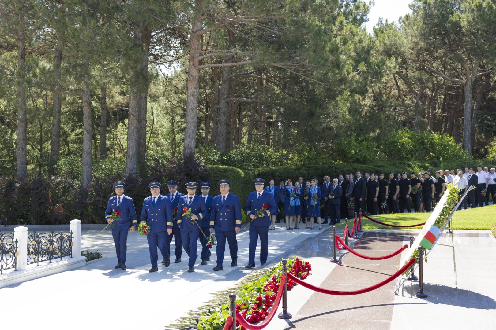 AZAL kollektivi və mülki aviasiyanın digər nümayəndələri Fəxri xiyabanı ziyarət edib (FOTO)