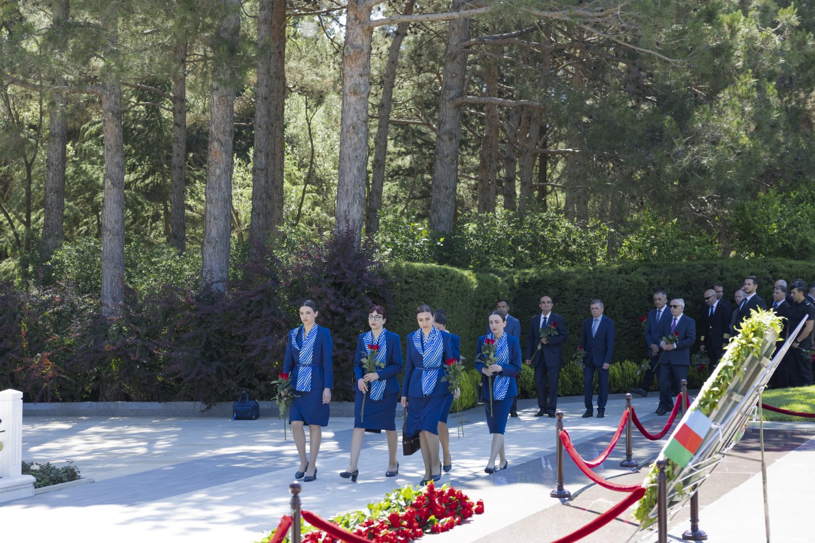 AZAL kollektivi və mülki aviasiyanın digər nümayəndələri Fəxri xiyabanı ziyarət edib (FOTO)