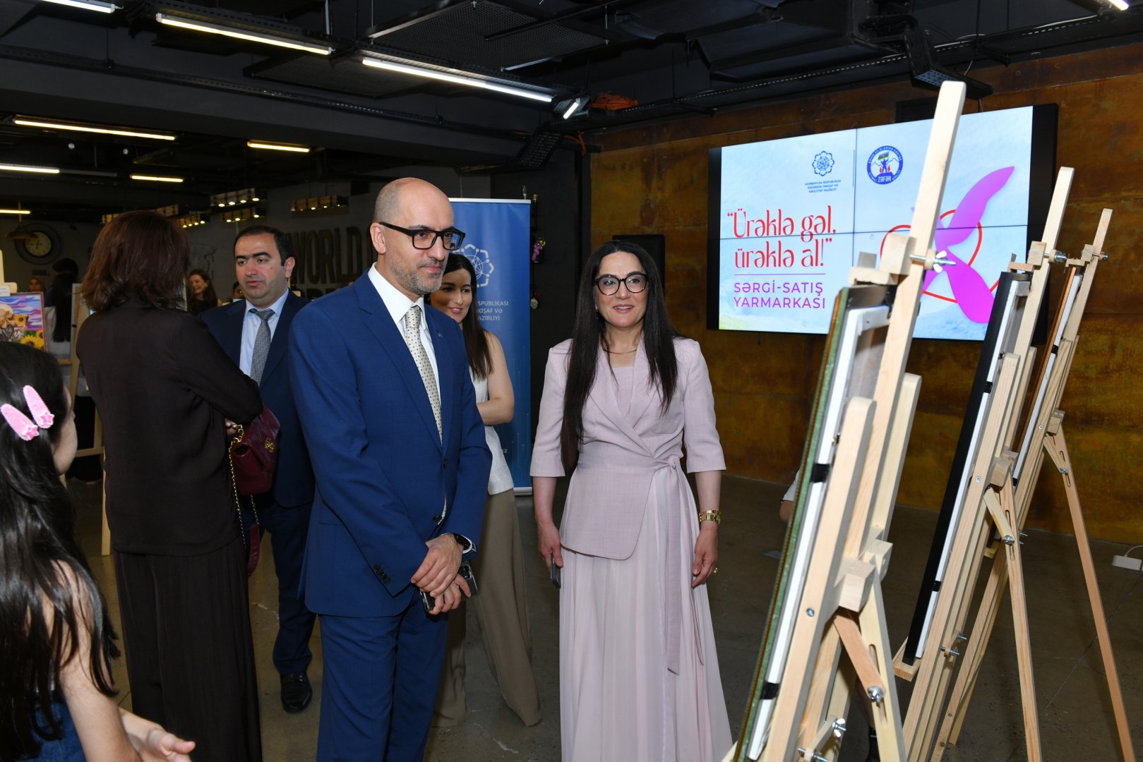 RİNN şəhid ailələrinin əl işlərinin V sərgi-satış yarmarkasını keçirib (FOTO)