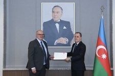 Birləşmiş Krallığın yeni səfiri etimadnaməsinin surətini Ceyhun Bayramova təqdim edib (FOTO)