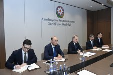 Birləşmiş Krallığın yeni səfiri etimadnaməsinin surətini Ceyhun Bayramova təqdim edib (FOTO)