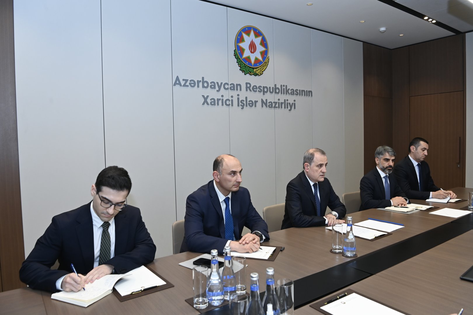 Birləşmiş Krallığın yeni səfiri etimadnaməsinin surətini Ceyhun Bayramova təqdim edib (FOTO)