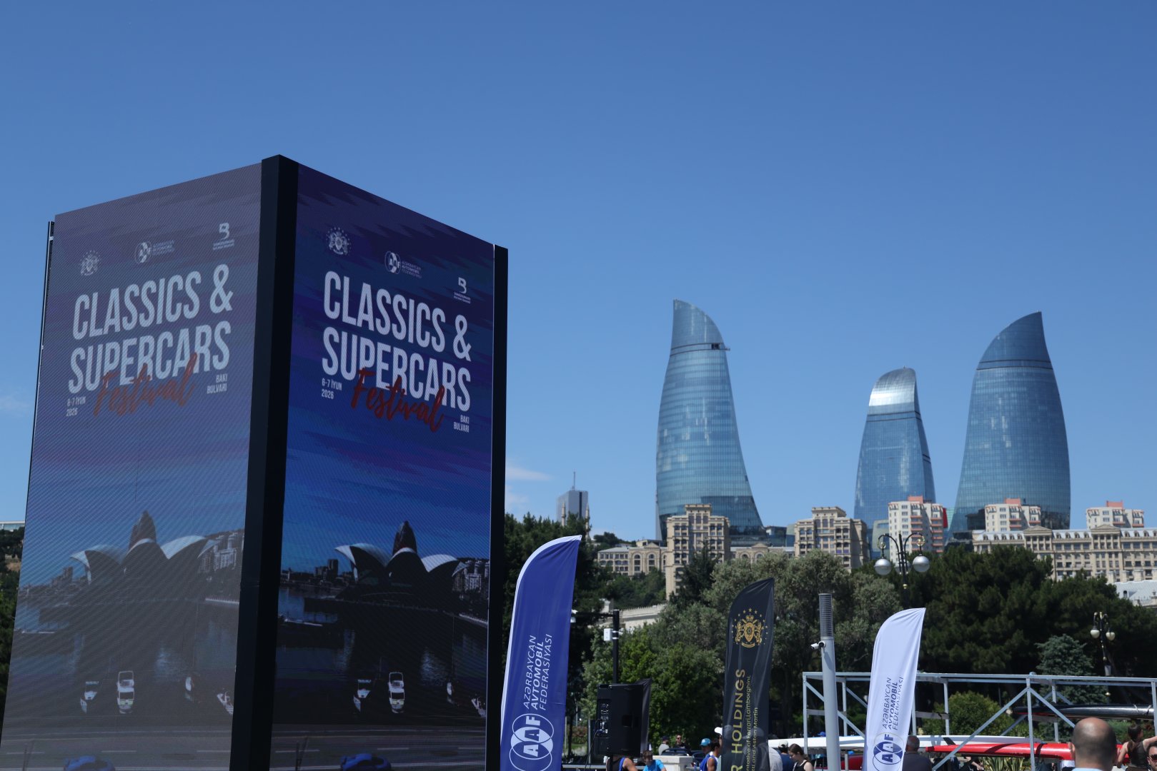 Bakı bulvarında klassik və sürət avtomobillərinin festivalı keçirilir (FOTO)