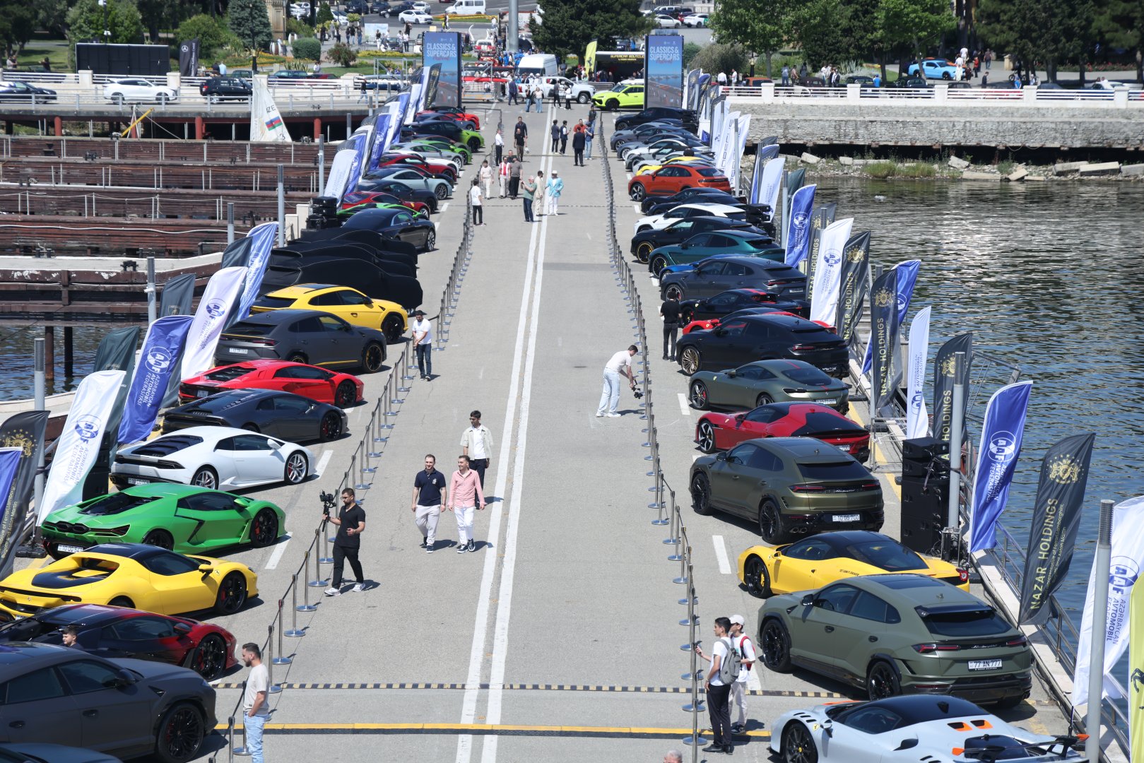 Bakı bulvarında klassik və sürət avtomobillərinin festivalı keçirilir (FOTO)
