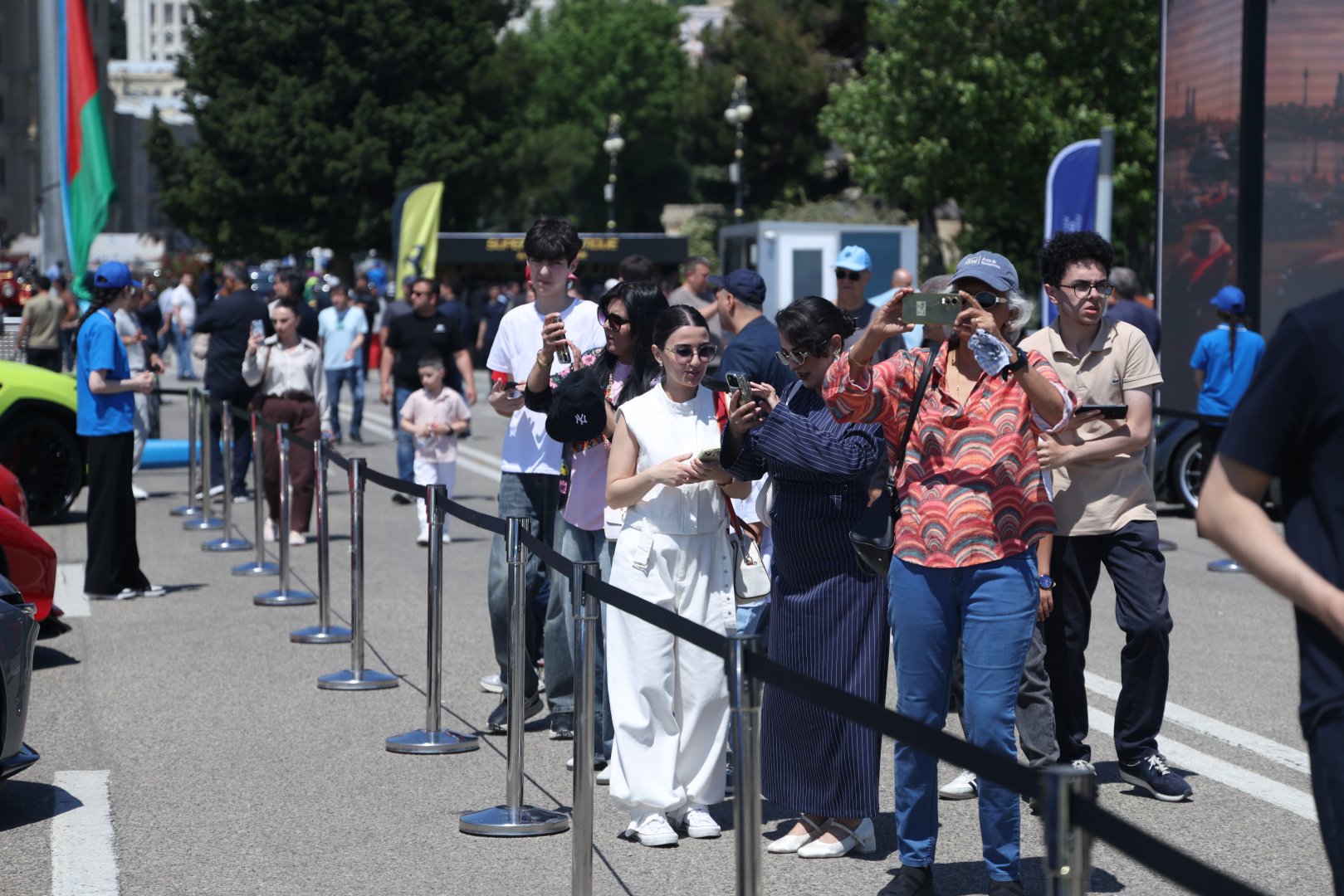 Bakı bulvarında klassik və sürət avtomobillərinin festivalı keçirilir (FOTO)