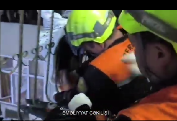 Xırdalanda eyvandan yıxılmaq təhlükəsi ilə üzləşən qadın xilas edilib (VİDEO)
