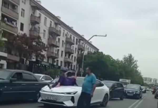 Polis Nəsimidə yol hərəkətinə mane olan qadın barədə açıqlama yaydı