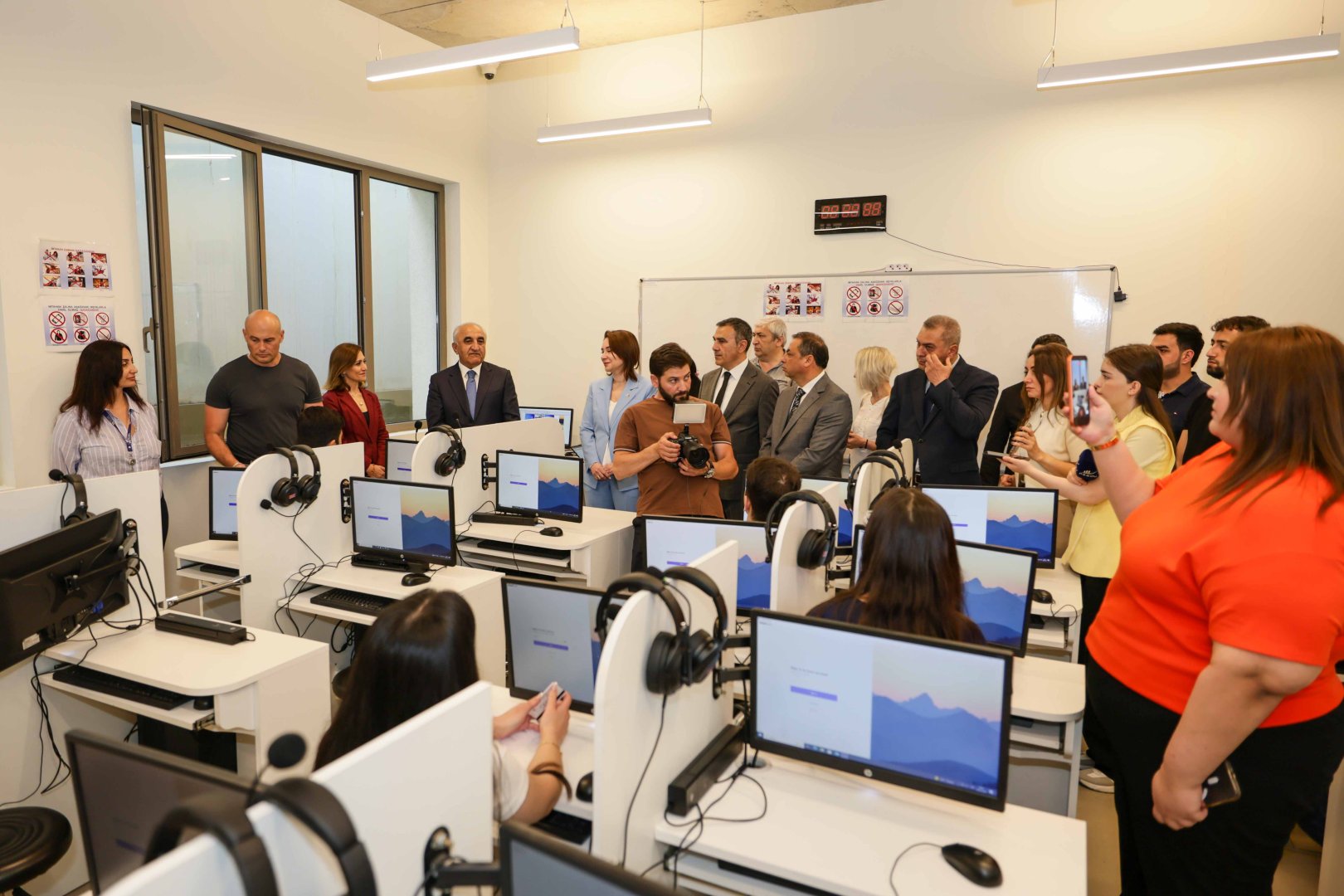 Azərbaycan ali təhsilində ilk: UNEC-də APTIS əsaslı ingilis dili imtahanları keçirilir (FOTO)