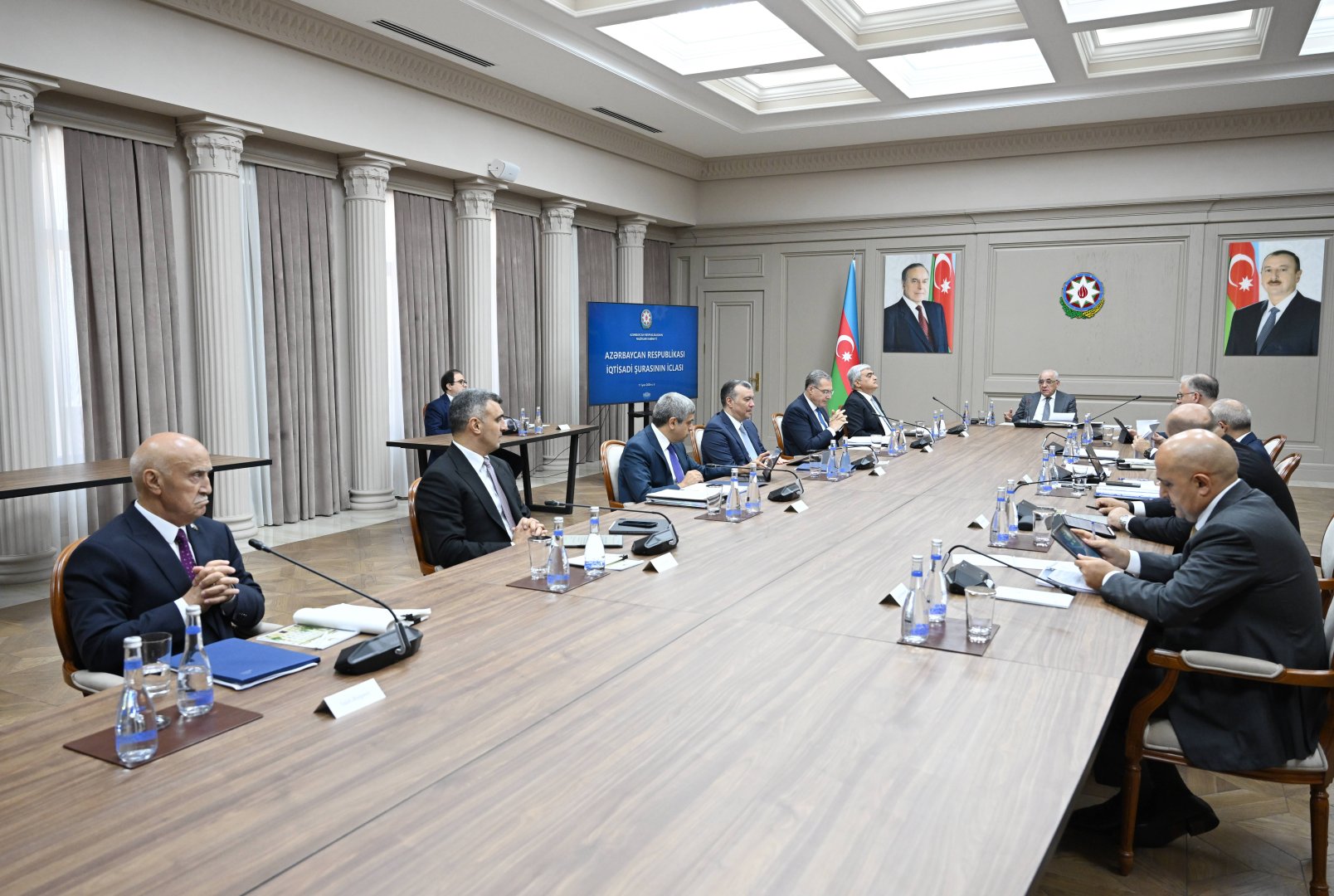 Əli Əsədov iclas keçirdi, yeni qərar qəbul edildi (FOTO)