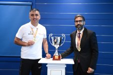 Rövşən Nəcəf SOCAR-ın minifutbol komandası ilə görüşüb