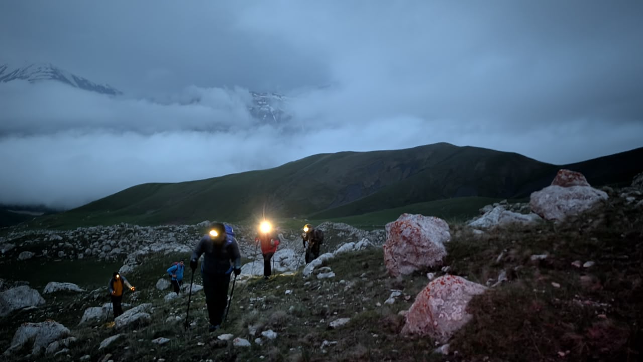 Milli Məclis Aparatının əməkdaşları “Heydər zirvəsi”nə Milli Qurtuluş Günündə yürüş ediblər (FOTO)
