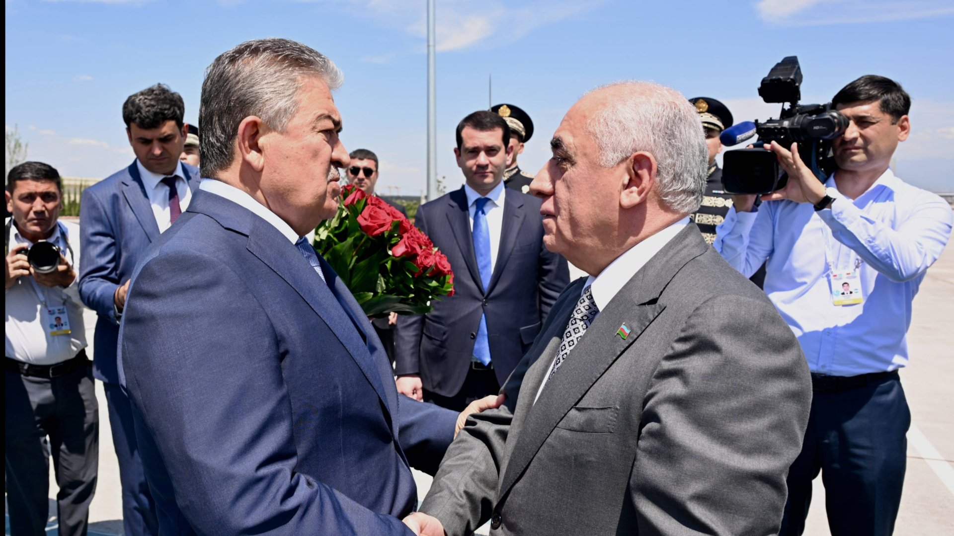 Baş nazir Əli Əsədov Özbəkistana işgüzar səfərə gedib (FOTO)