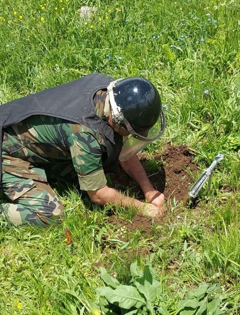 Şahbuzda tank əleyhinə qumbaraatanın idarəetmə mühərriki aşkarlanıb (FOTO/VİDEO)