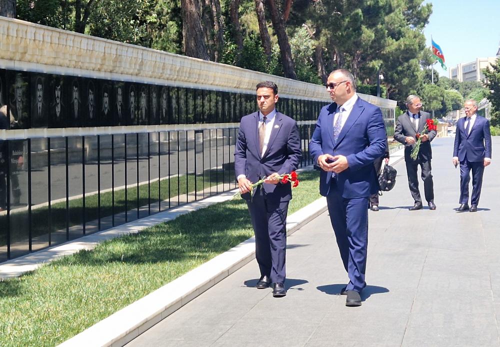 ABŞ Konqresinin nümayəndə heyəti Şəhidlər xiyabanını ziyarət edib (FOTO)