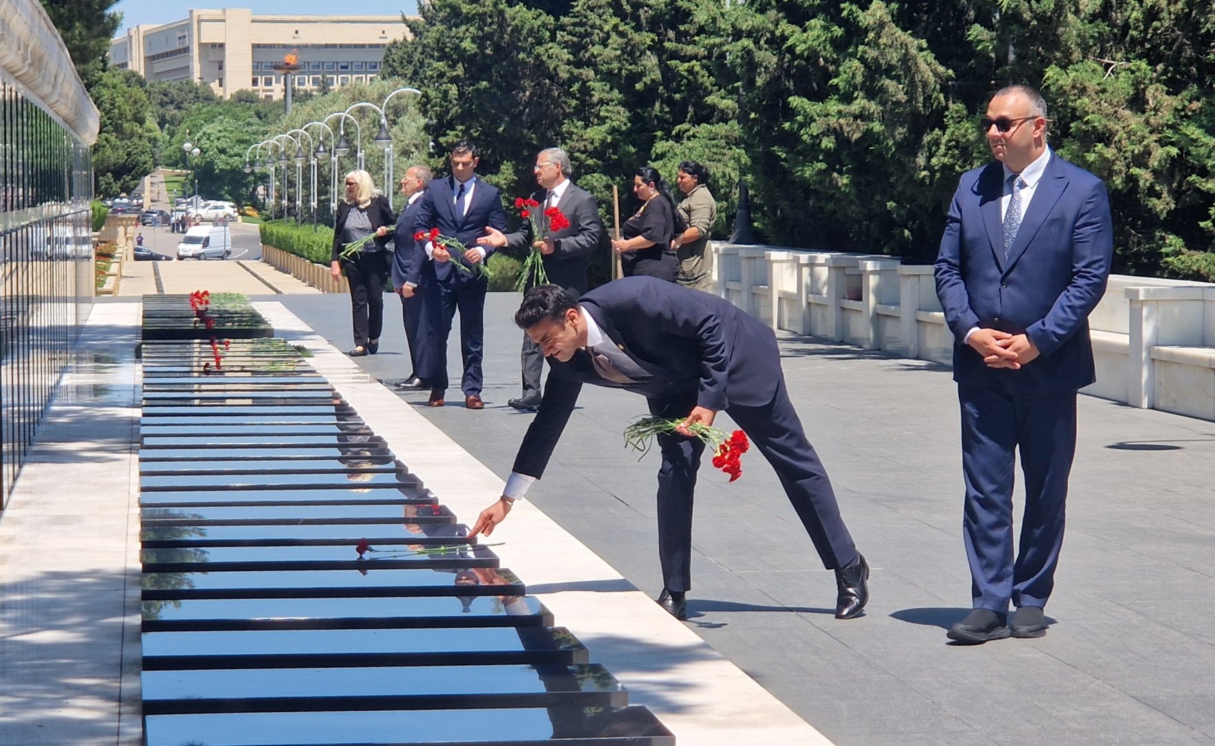 ABŞ Konqresinin nümayəndə heyəti Şəhidlər xiyabanını ziyarət edib (FOTO)