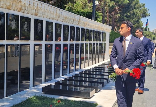ABŞ Konqresinin nümayəndə heyəti Şəhidlər xiyabanını ziyarət edib (FOTO)