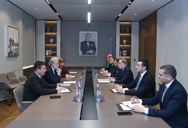 Ceyhun Bayramov Marius-Qabriel Lazurka ilə regional təhlükəsizlik məsələlərini müzakirə edib (FOTO)