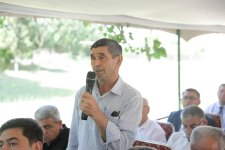 Xaçmaz Rayon İcra Hakimiyyətinin başçısı Elnur Rzayev Gülalan kəndində vətəndaşlarla görüşüb (FOTO)