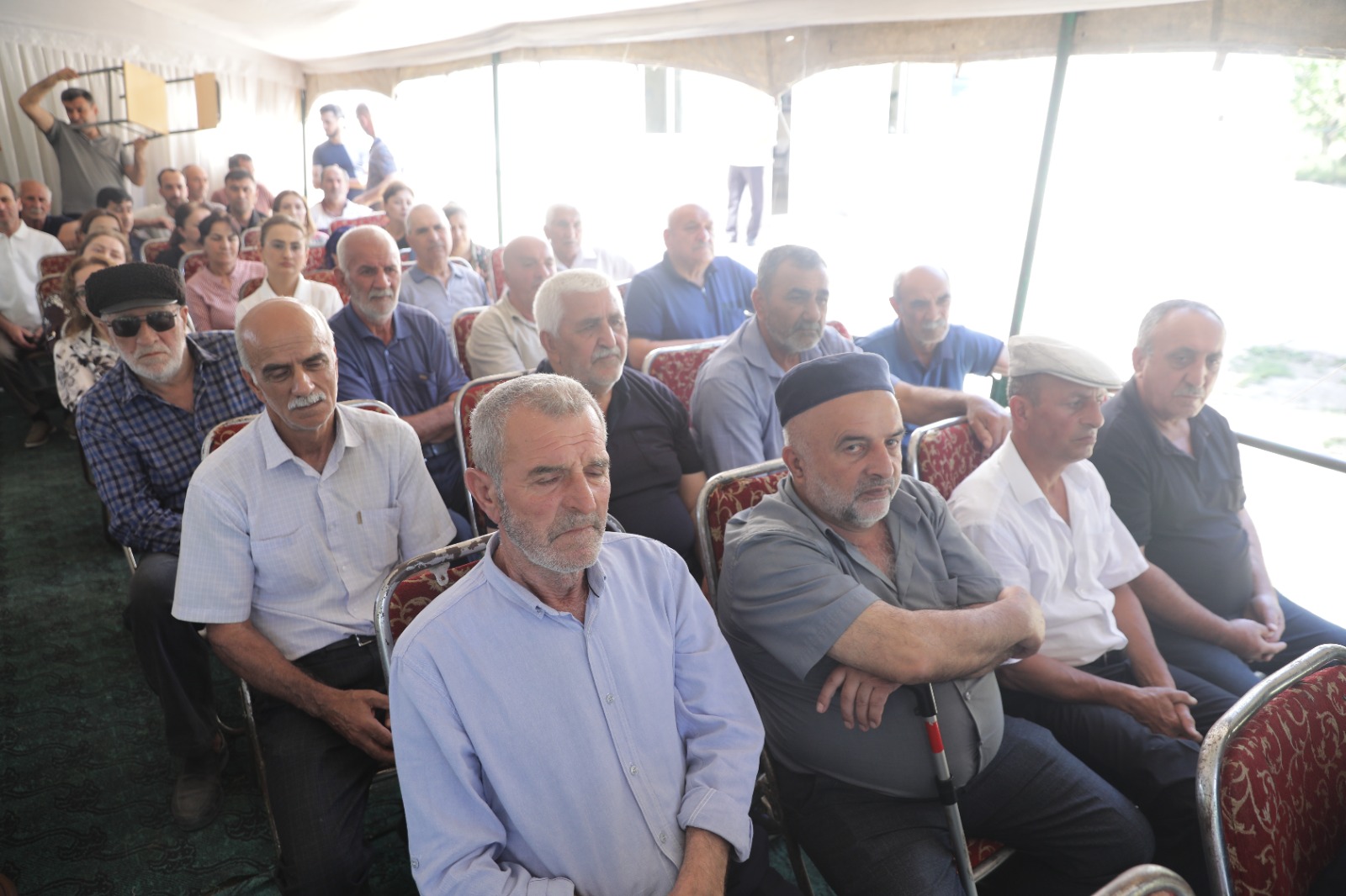 Xaçmaz Rayon İcra Hakimiyyətinin başçısı Elnur Rzayev Gülalan kəndində vətəndaşlarla görüşüb (FOTO)