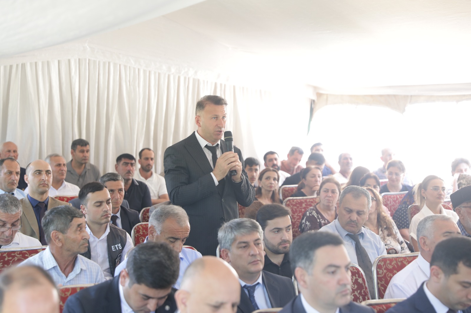 Xaçmaz Rayon İcra Hakimiyyətinin başçısı Elnur Rzayev Gülalan kəndində vətəndaşlarla görüşüb (FOTO)