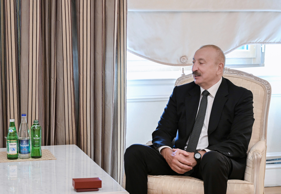 Prezident İlham Əliyev Dağıstanın tanınmış ictimai-siyasi xadimi Qurban Qurbanova “Dostluq” ordenini təqdim edib (FOTO)