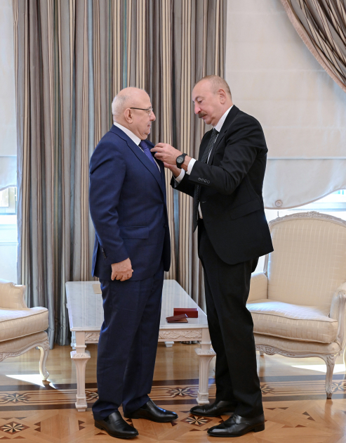 Prezident İlham Əliyev Dağıstanın tanınmış ictimai-siyasi xadimi Qurban Qurbanova “Dostluq” ordenini təqdim edib (FOTO)
