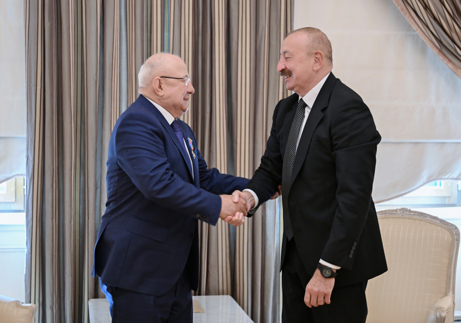 Prezident İlham Əliyev Dağıstanın tanınmış ictimai-siyasi xadimi Qurban Qurbanova “Dostluq” ordenini təqdim edib (FOTO)