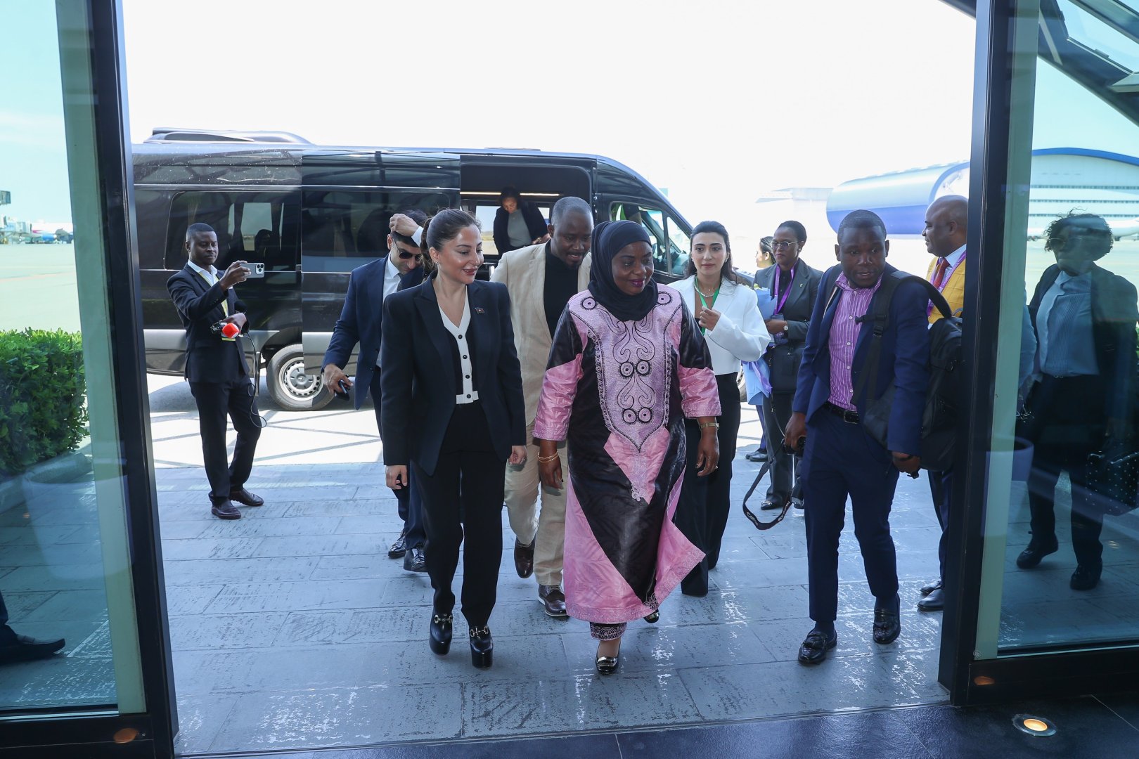 Mozambik parlamentinin sədri Azərbaycana gəlib (FOTO)