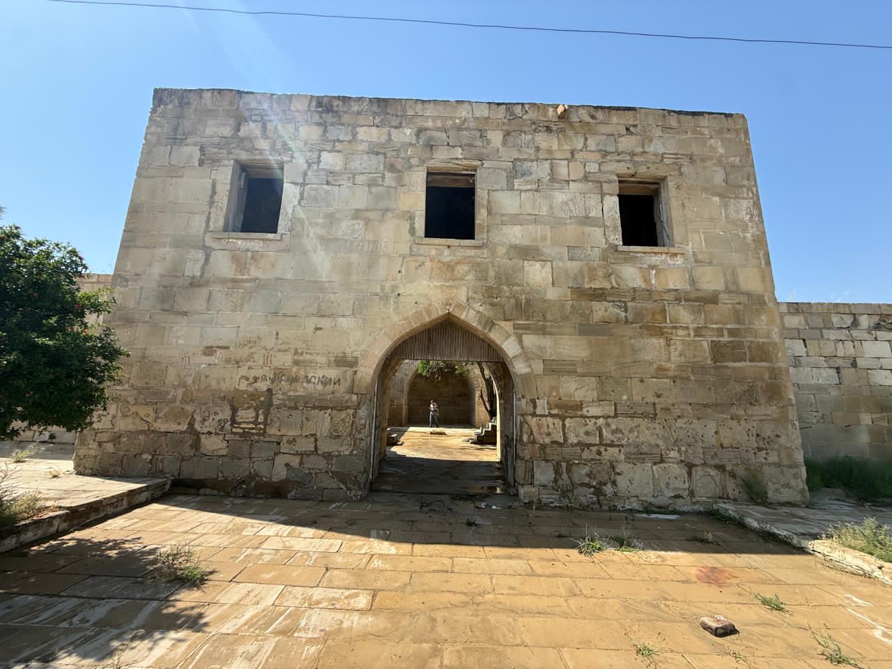 Qaradağda tarixi karvansaraya qanunsuz müdaxilənin qarşısı alınıb (FOTO)