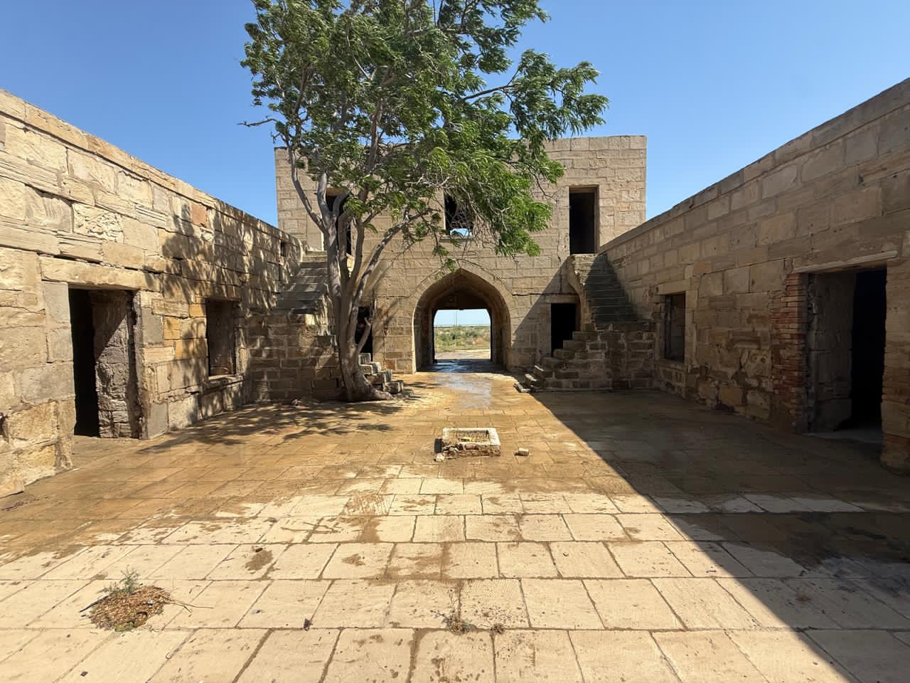 Qaradağda tarixi karvansaraya qanunsuz müdaxilənin qarşısı alınıb (FOTO)