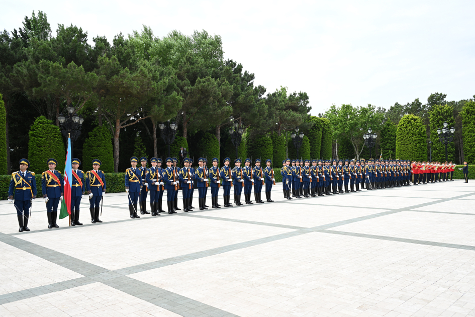 Türkmənistan Prezidenti Sərdar Berdiməhəmmədovun Bakıda rəsmi qarşılanma mərasimi olub (FOTO)