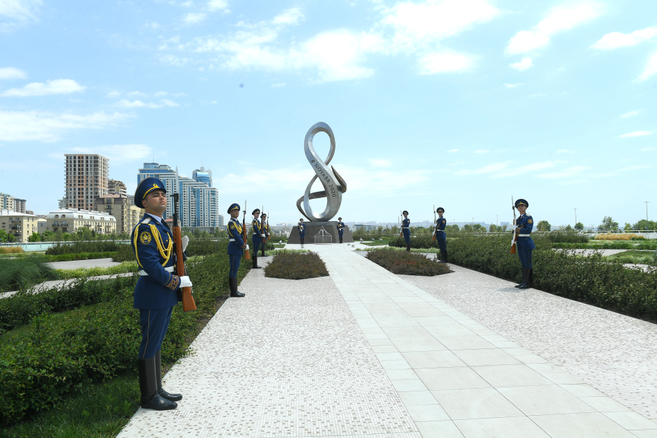 Türkmənistan Prezidenti Zəfər parkını ziyarət edib (FOTO)
