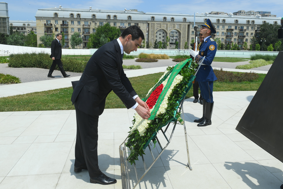Türkmənistan Prezidenti Zəfər parkını ziyarət edib (FOTO)